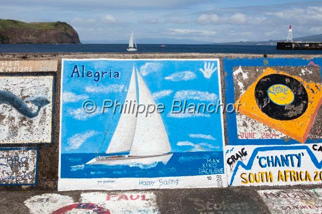 Portugal Acores 05.JPG - Portugal, Açores, île de Faial, Horta Marina, peintures sur les quais du port laissés par les marins qui s'arrêtent pendant la traversée de l'Atlantique